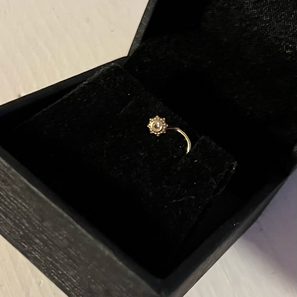 SALE! 14k yellow gold nose stud with crystal flower
